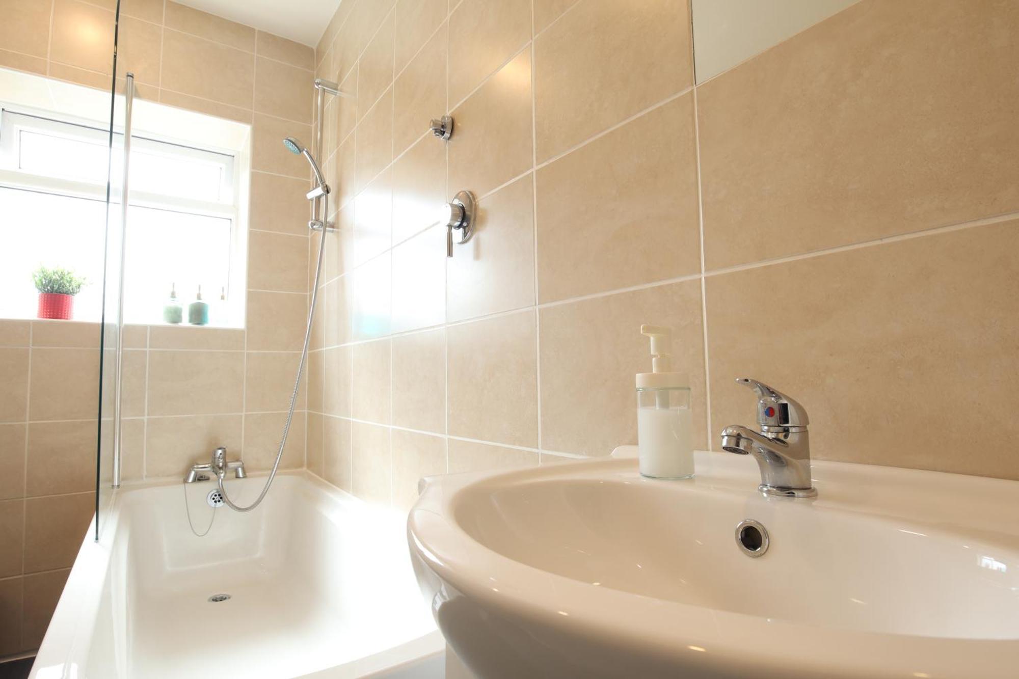 2-Bedroom, Free Parking, High Speed Wi-Fi, Swinton Манчестер Екстер'єр фото