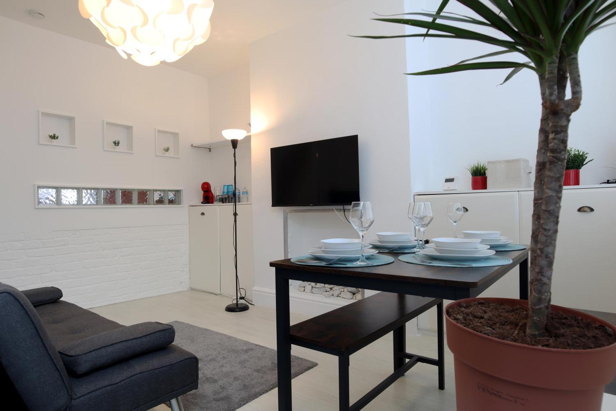 2-Bedroom, Free Parking, High Speed Wi-Fi, Swinton Манчестер Екстер'єр фото