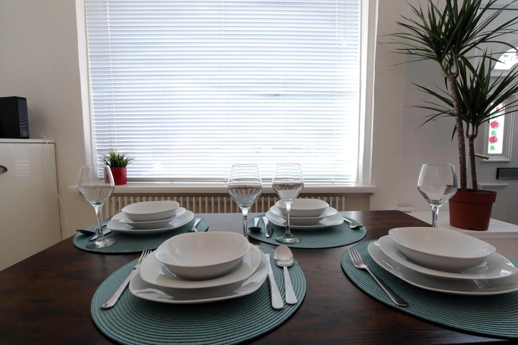 2-Bedroom, Free Parking, High Speed Wi-Fi, Swinton Манчестер Екстер'єр фото