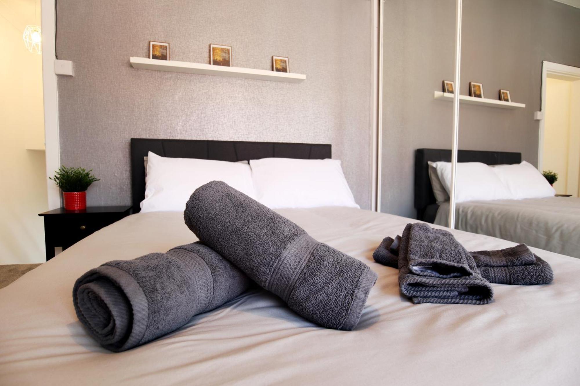 2-Bedroom, Free Parking, High Speed Wi-Fi, Swinton Манчестер Екстер'єр фото